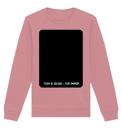 Ein softes rosa sweatshirt mit langen ärmeln und einem schwarzen patch mit weißem text tony & selina für immer