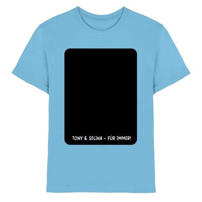Hellblaues kinder t shirt mit schwarzem rechteckigem patch und weißem text tony & selina für immer aus statement collection