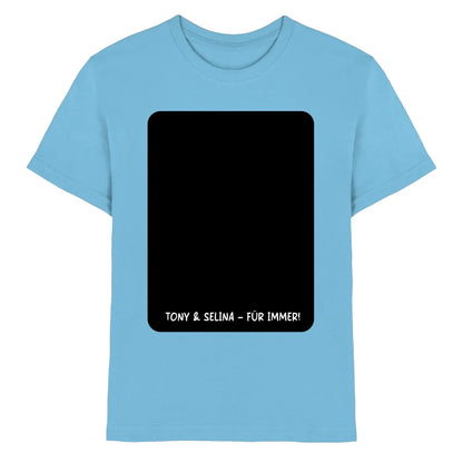 Hellblaues kinder t shirt mit schwarzem rechteckigem patch und weißem text tony & selina für immer aus statement collection