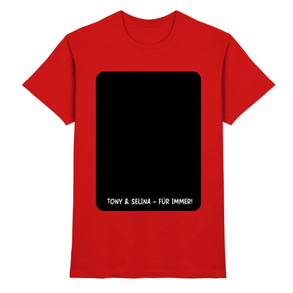 Rotes baumwoll t shirt mit schwarzem rechteckigem ki cartoon effekt rahmen und weißem text tony & selina für immer