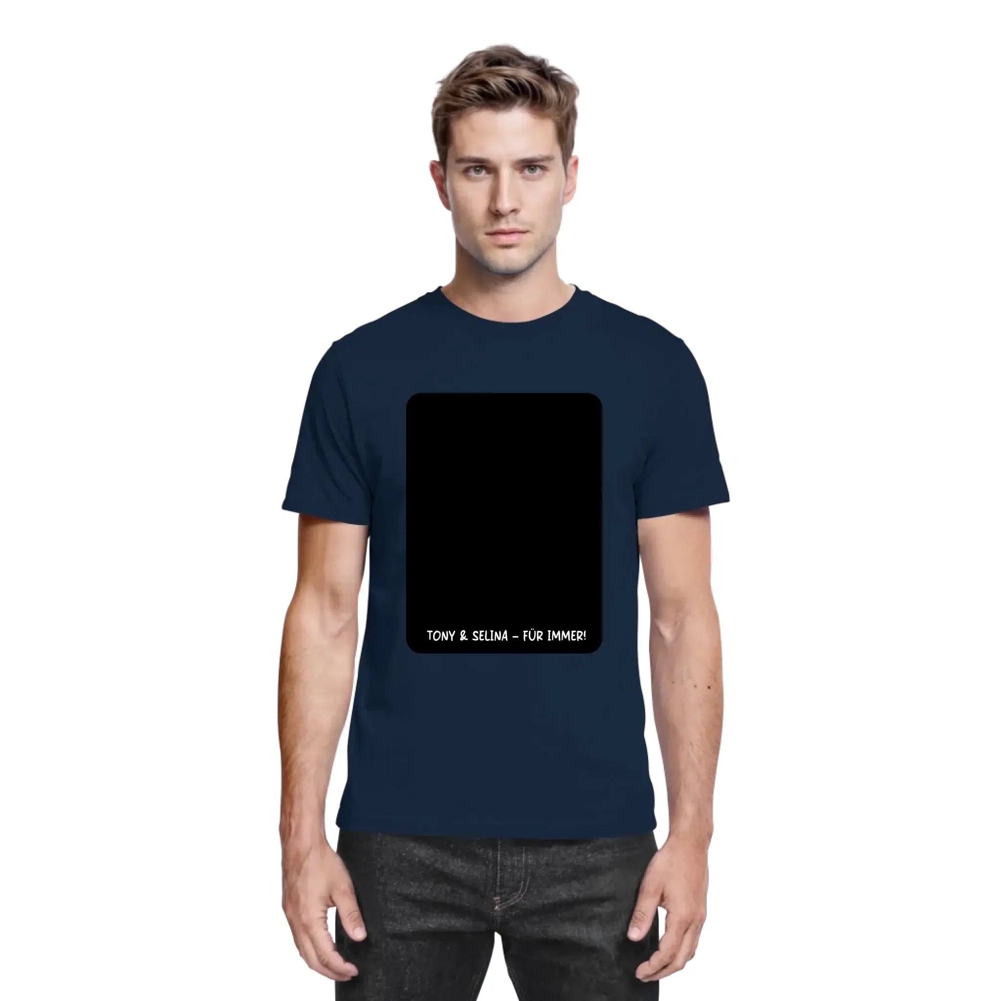 Navyblaues baumwollshirt mit schwarzem rechteckigem grafikprint und tony & selina für immer text aus der statement collection