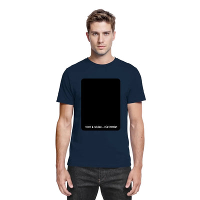 Navyblaues baumwollshirt mit schwarzem rechteckigem grafikprint und tony & selina für immer text aus der statement collection