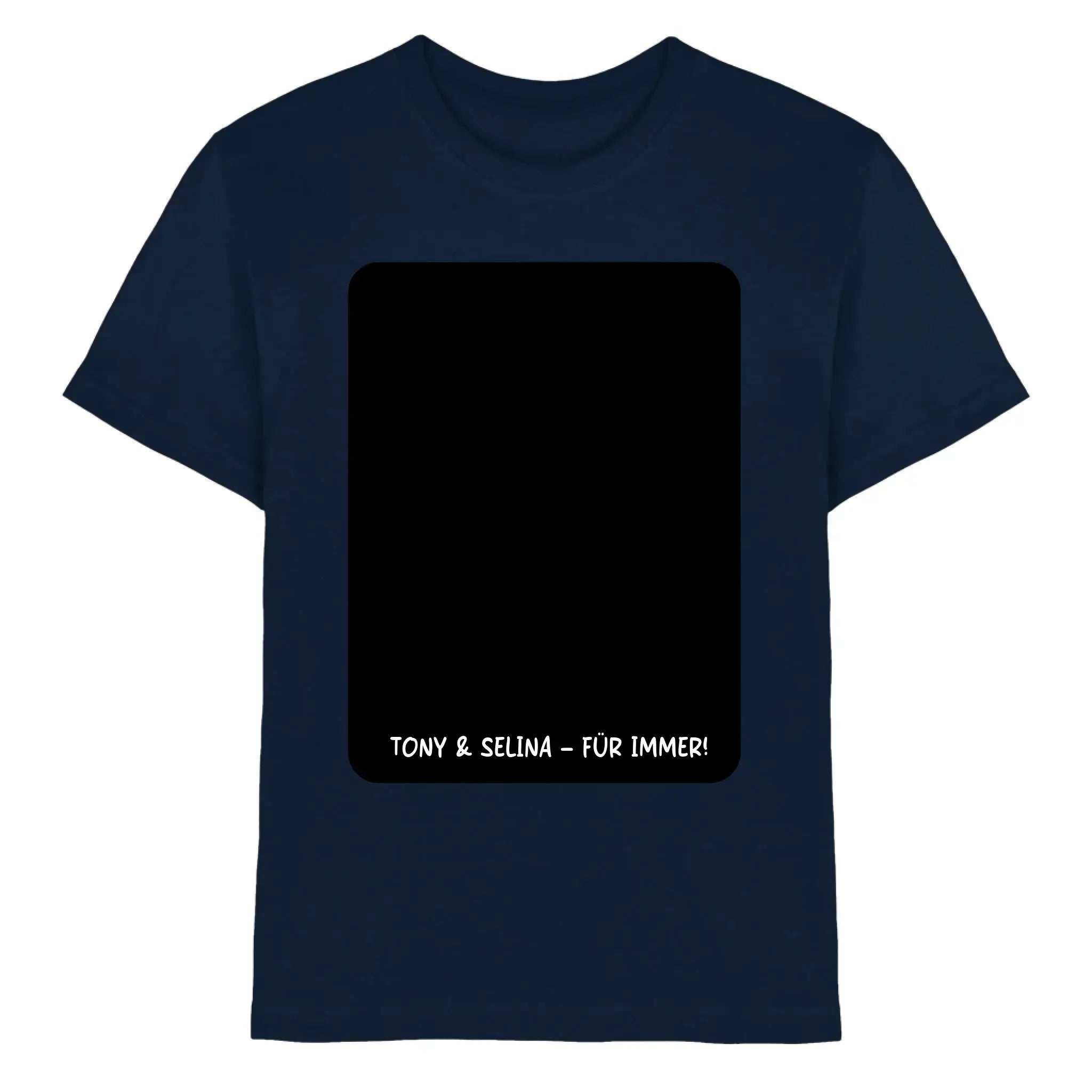 Navyblaues baumwoll t shirt mit schwarzem rechteckigem panel und weißem text tony & selina für immer aus der statement collection