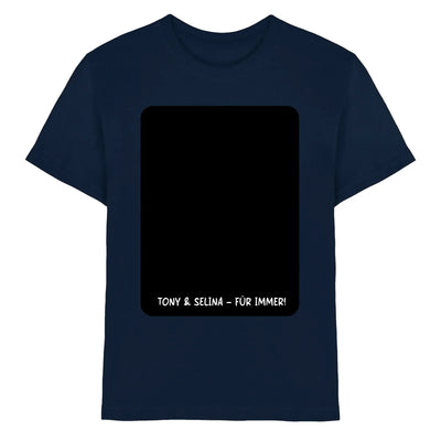 Navyblaues baumwoll t shirt mit schwarzem rechteckigem panel und weißem text tony & selina für immer aus der statement collection
