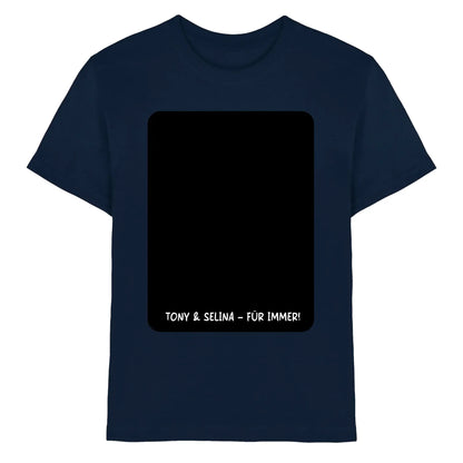 Navyblaues baumwoll t shirt mit schwarzem rechteckigem panel und weißem text tony & selina für immer aus der statement collection