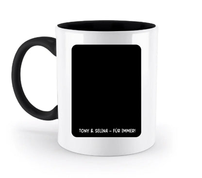 Weiße keramik Tasse mit schwarzem griff und innenfläche, rechteckiges schwarzes feld mit ton y & selina für immer text