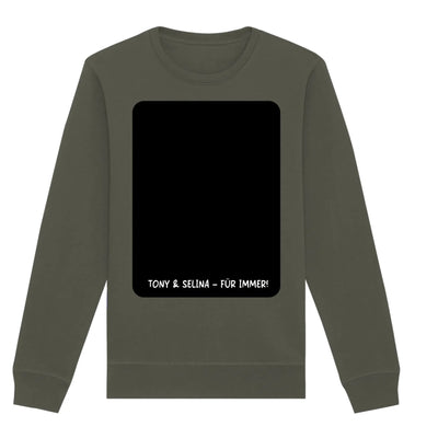Olivegrünes langarm sweatshirt mit schwarzem rechteck patch und weißem text aus der statement collection