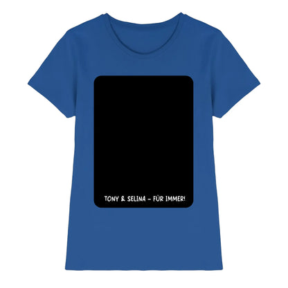 Blaues damen t shirt mit kurzen ärmeln und schwarzem rechteckigem grafikprint mit text tony & selina für immer