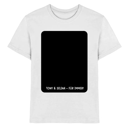 Weißer baumwoll t-shirt mit schwarzem rechteckigem grafikdruck und weißem text tony & selina für immer