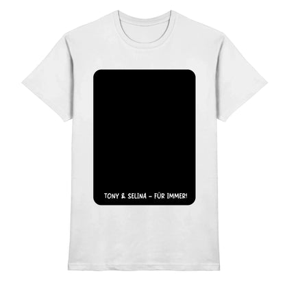 Weiße baumwoll t shirt mit schwarzem rechteck und ton y & selina für immer text im ki cartoon effekt rahmen