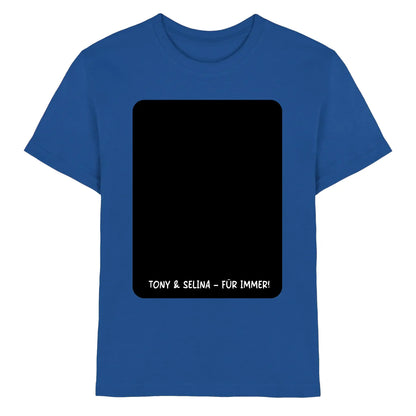 Blaues baumwoll-t-shirt mit schwarzem rechteck und weißem text tony & selina für immer aus der statement-collection