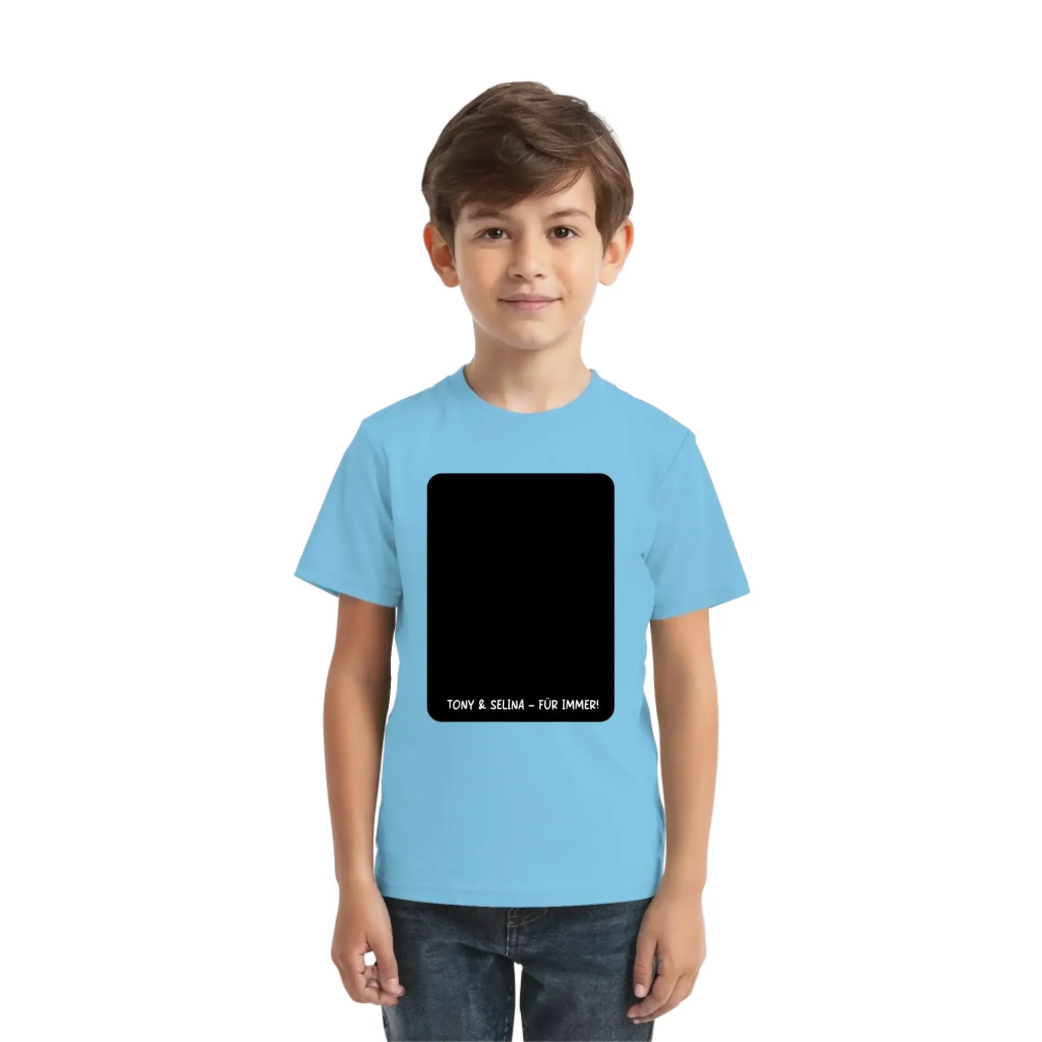 Lightblaues kurzarmshirt mit schwarzem rechteck und weißem text unten aus der statement-collection