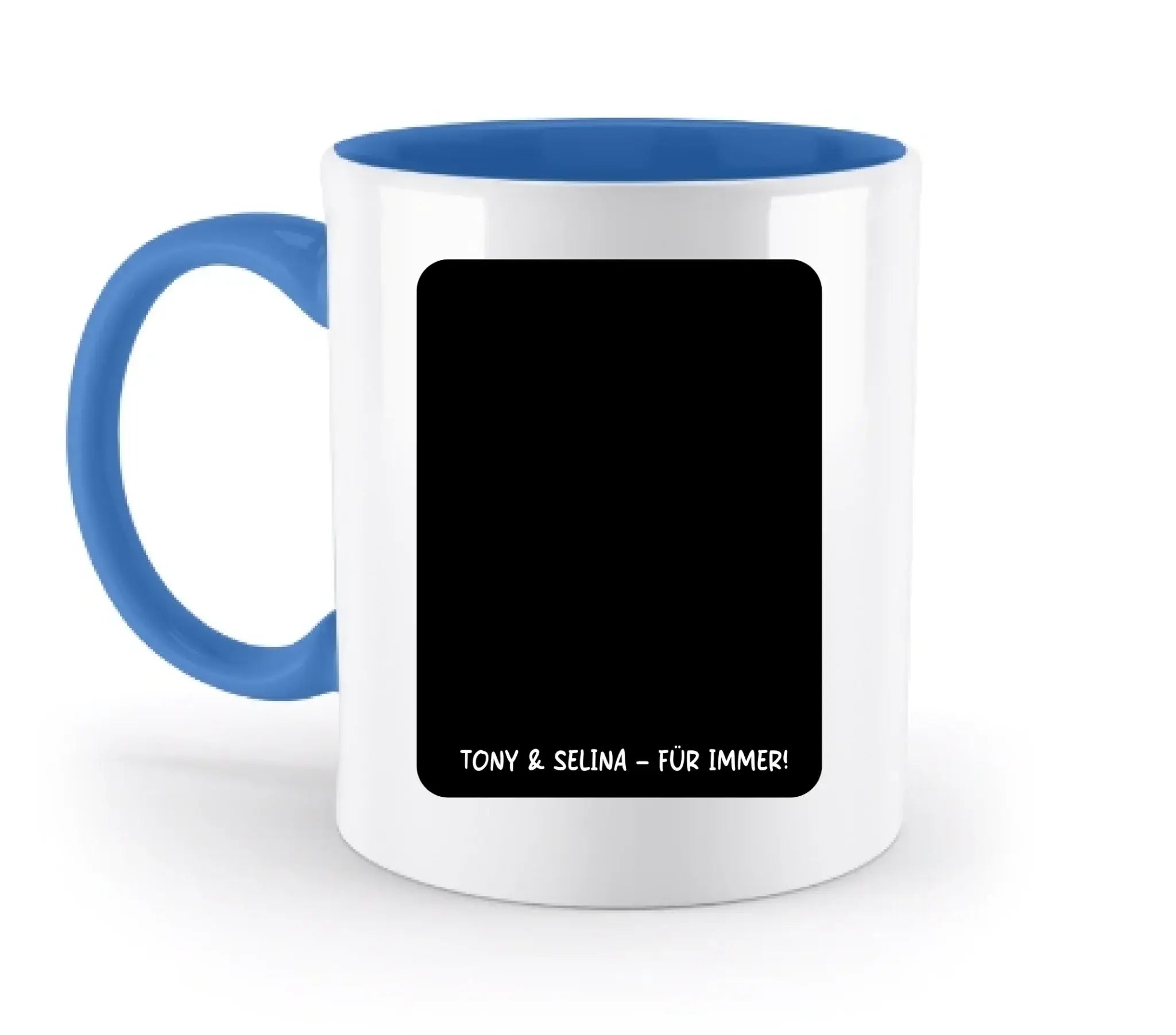Weiße keramik-tasse mit blauem griff und innerer farbe und schwarzem feld zum personalisieren von statement-collection