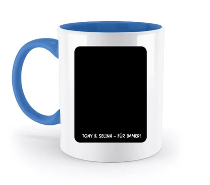 Weiße keramik-tasse mit blauem griff und innerer farbe und schwarzem feld zum personalisieren von statement-collection