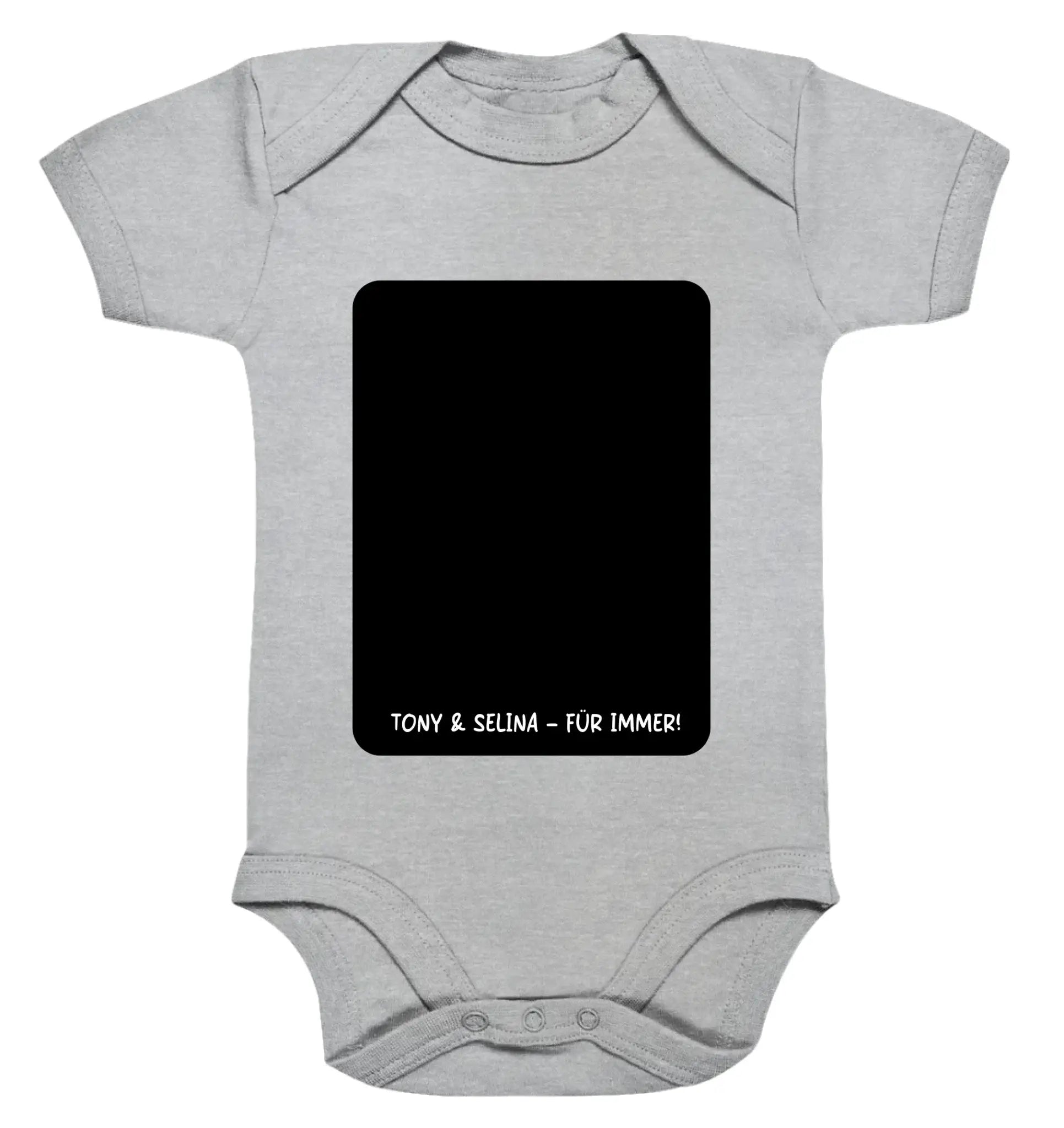 Hellgrauer babystrampler mit schwarzem patch und weißem text tony und selina für immer statement-collection