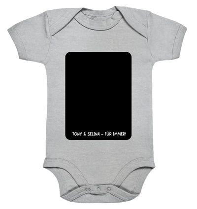 Hellgrauer babystrampler mit schwarzem patch und weißem text tony und selina für immer statement-collection