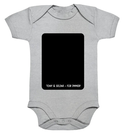 Hellgrauer babystrampler mit schwarzem patch und weißem text tony und selina für immer statement-collection