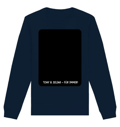 Navyblaue langarm sweatshirt rückseite mit schwarzem rechteck patch und weißem text tony & selina für immer