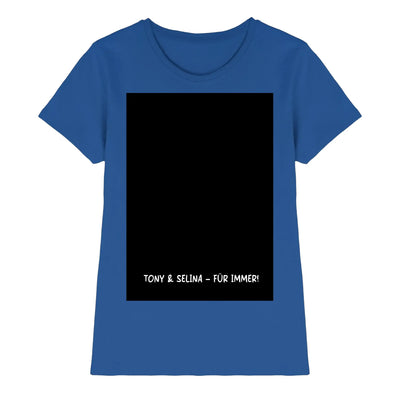 Ein royalblaues damen-t-shirt mit kurzen ärmeln und einem schwarzen rechteckigen panel mit weißem text ton y und selina für immer