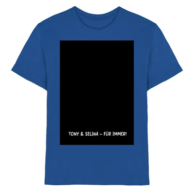 Ein royalblaues baumwollshirt mit schwarzem rechteck und weißem tony & selina für immer schriftzug unten