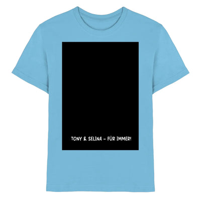 Hellblaues Baumwollshirt mit schwarzem rechteckigem KI-Cartoon-Effekt-Print und weißem Text tony & selina für immer