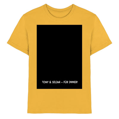 Ein senfgelbes baumwollshirt mit schwarzem rechteckigem print und weißem text tony & selina für immer aus der statement collection