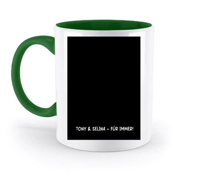 Weiße keramiktasse mit grünem griff und innenraum und schwarzem panel mit text tony und selina für immer aus der statement collection