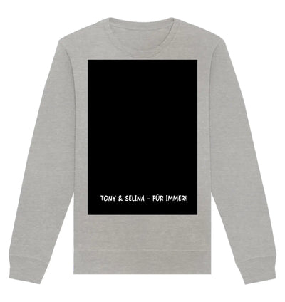 Ein hellgrauer langarm-sweatshirt mit schwarzem rechteckigem panel und weißem text tony & selina für immer