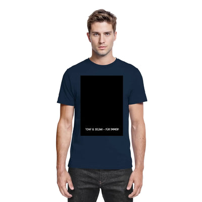 Marine blaue baumwoll t shirt mit schwarzem rechteckigem aufdruck und weißem text tony & selma für immer aus der statement collection