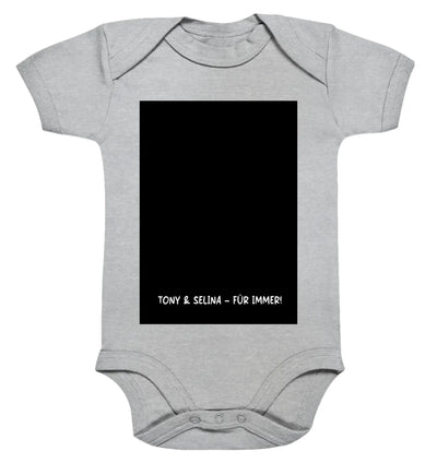 Grauer babystrampler mit schwarzem rechteck und weißem text tony & selina für immer aus der statement collection