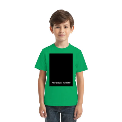 Grünes kurzarm t shirt mit schwarzem rechteckigen grafikprint und weißem text tony und selina für immer