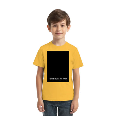 Gelbes kurzarmshirt mit schwarzem rechteckigem print und weißem text tony & selina für immer aus der statement collection