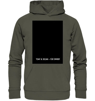 Olivgrüner kapuzenpullover mit schwarzem rechteckigem print und weißem text aus der statement-collection