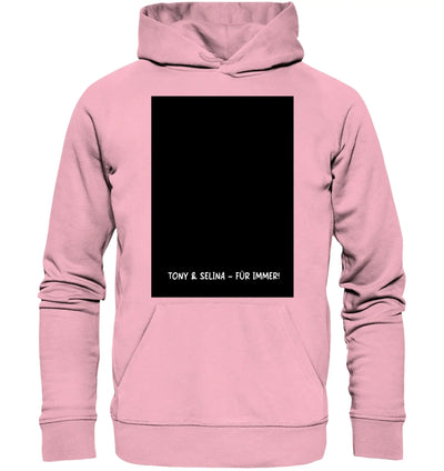 Ein weiches rosa kapuzensweatshirt mit schwarzem rechteckigem patch und weißem text tony & selina für immer
