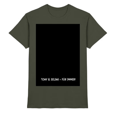 Olivegrünes baumwollshirt mit schwarzem rechteckigem print und weißem text tony & selina für immer aus der statement-collection