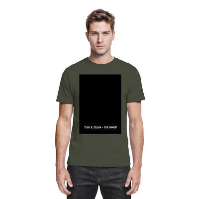 Olivegrünes baumwollshirt mit schwarzem rechteckigem kader und weißem text tony & selma für immer aus der statement collection