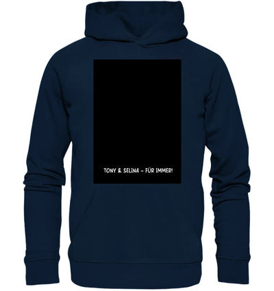 Navyblaues kapuzensweatshirt mit schwarzem rechteckigem patch und weißem text auf der rückseite aus der statement-collection