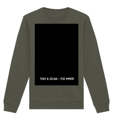Olivegrüner langarm-sweatshirt mit schwarzem rechteckigem panel und weißem text aus der statement-collection