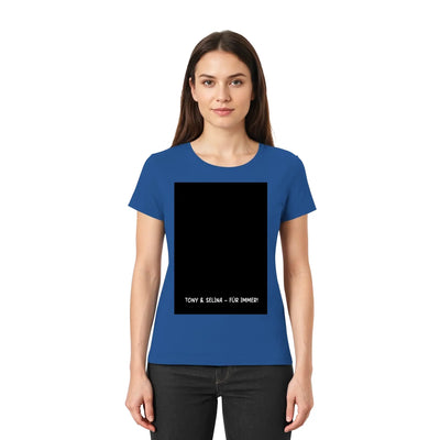 Blaues kurzarmshirt mit schwarzem rechteckigem grafikfeld und weißem text aus der ki-cartoon-effekt statement-collection