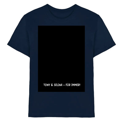 Marine blaue baumwoll t shirt mit schwarzem rechteckigem graphic und weißem text tony und selina für immer