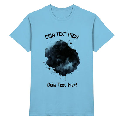 Hellblaues baumwollt-shirt mit schwarzem aquarell-spritzer und deutschem text dein text hier aus der statement-collection