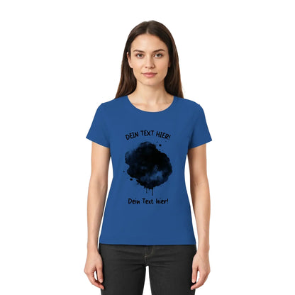 Blaues kurzes t shirt mit dunkelblauem aquarell spritzgrafik und schwarzem text aus der statement collection