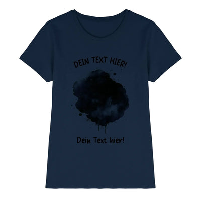 Navyblaues kurzarmshirt mit schwarzem aquarellspritzer und dunklem platzhaltertext aus der statement collection