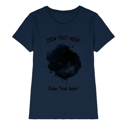 Navyblaues kurzarmshirt mit schwarzem aquarellspritzer und dunklem platzhaltertext aus der statement collection