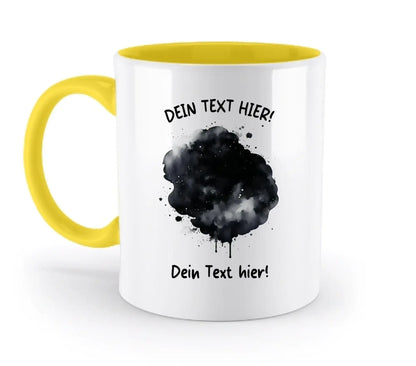 Weiße keramiktasse mit gelbem griff und innenbereich mit schwarzem aquarell-spritzdesign und placeholder-text auf deutsch