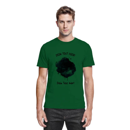 Dunkelgrünes baumwoll tshirt mit schwarzem tintenfleck motiv und deutschem platzhaltertext aus der statement collection