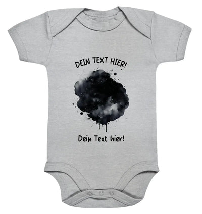 Hellgrauer babystrampler mit schwarzem wasserfarbfleck und german placeholder text aus der statement collection