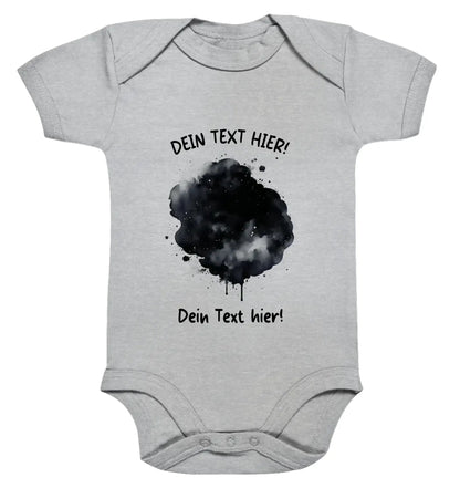 Hellgrauer babystrampler mit schwarzem wasserfarbfleck und german placeholder text aus der statement collection
