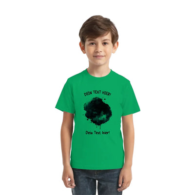 Grünes kurzarmshirt mit schwarzem watercolor splash effekt und personalisierbarem wunschtext in statement-collection