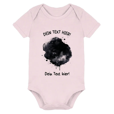 Ein weicher rosa babystrampler mit schwarzem aquarellspritzdesign und deutschem platzhaltertext aus der statement-collection